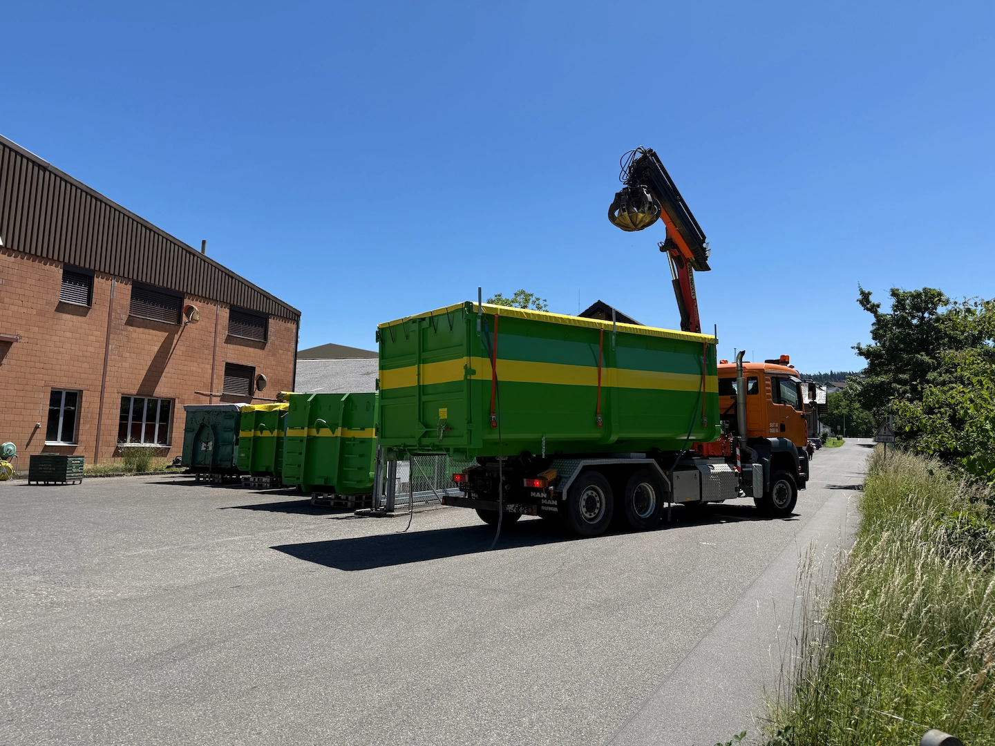 Im Bild: eine Abrollmulde