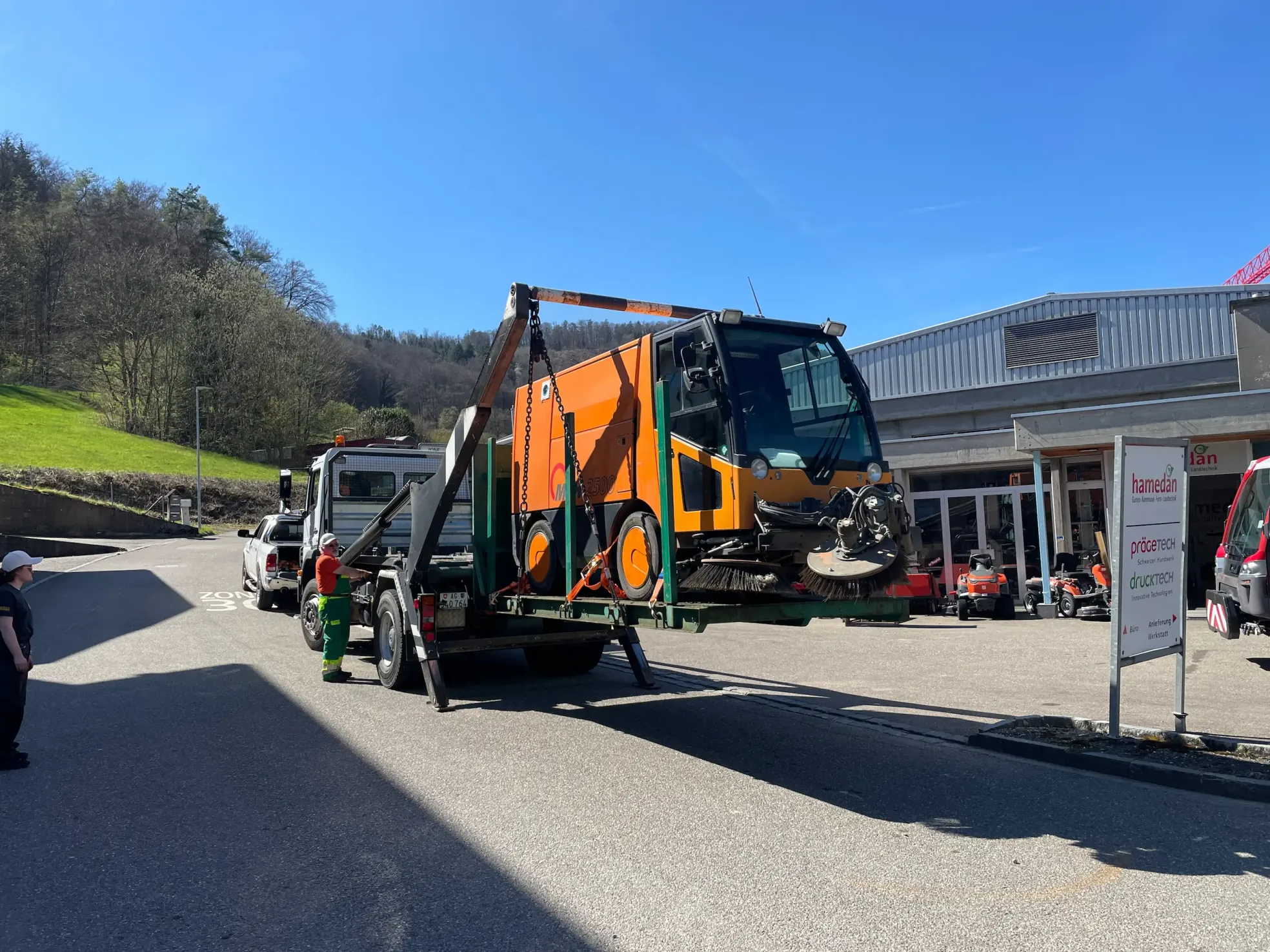 Kleinere und grössere Transporte führen wir schweizweit aus.