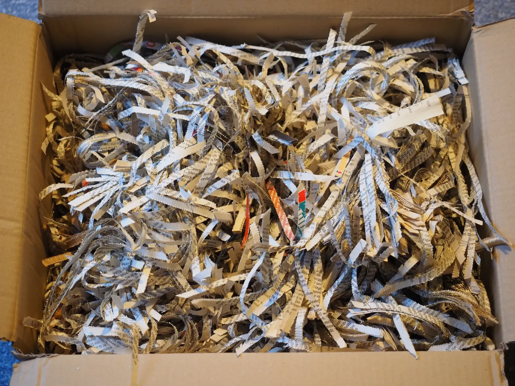 Vor Ort können Sie selbst shreddern oder uns dabei zusehen, wie wir Ihre Akten vernichten. 