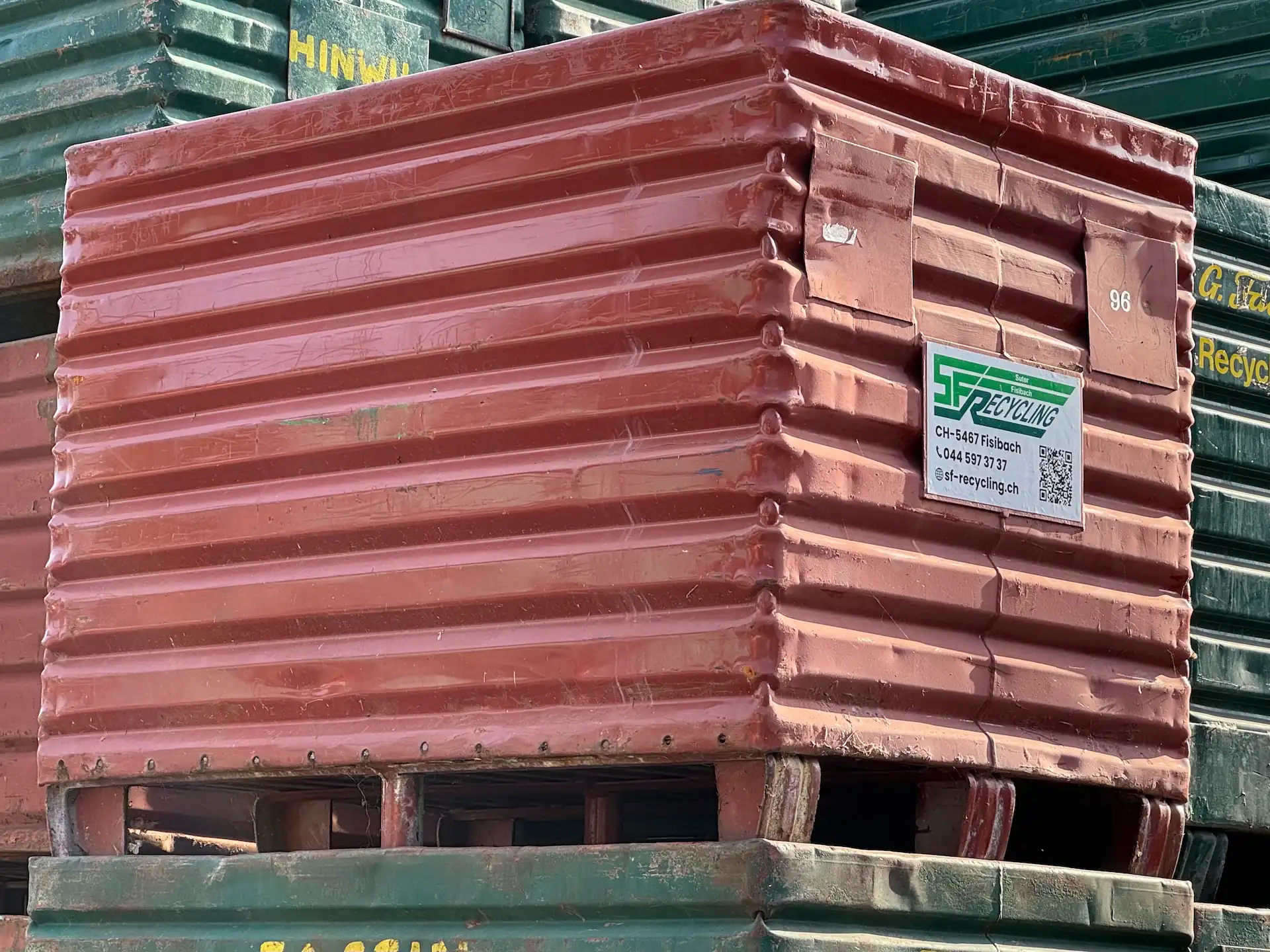 Im Bild: eine Metall-Box, mit welchen wir unseren Abholservice und Metallankauf betreiben.