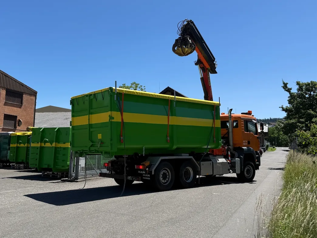 Im Bild: eine Abrollmulde