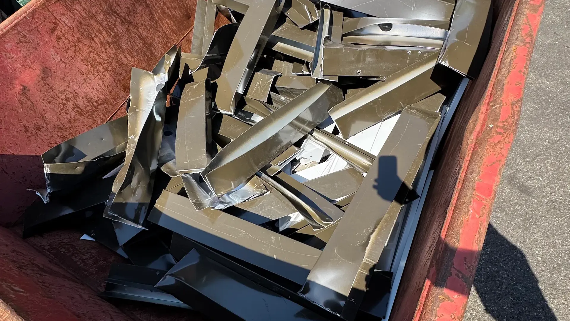 Im Bild: eine Mulde an sortenreinen Altmetallen, wofür wir Mulden stellen und welche wir ankaufen. 