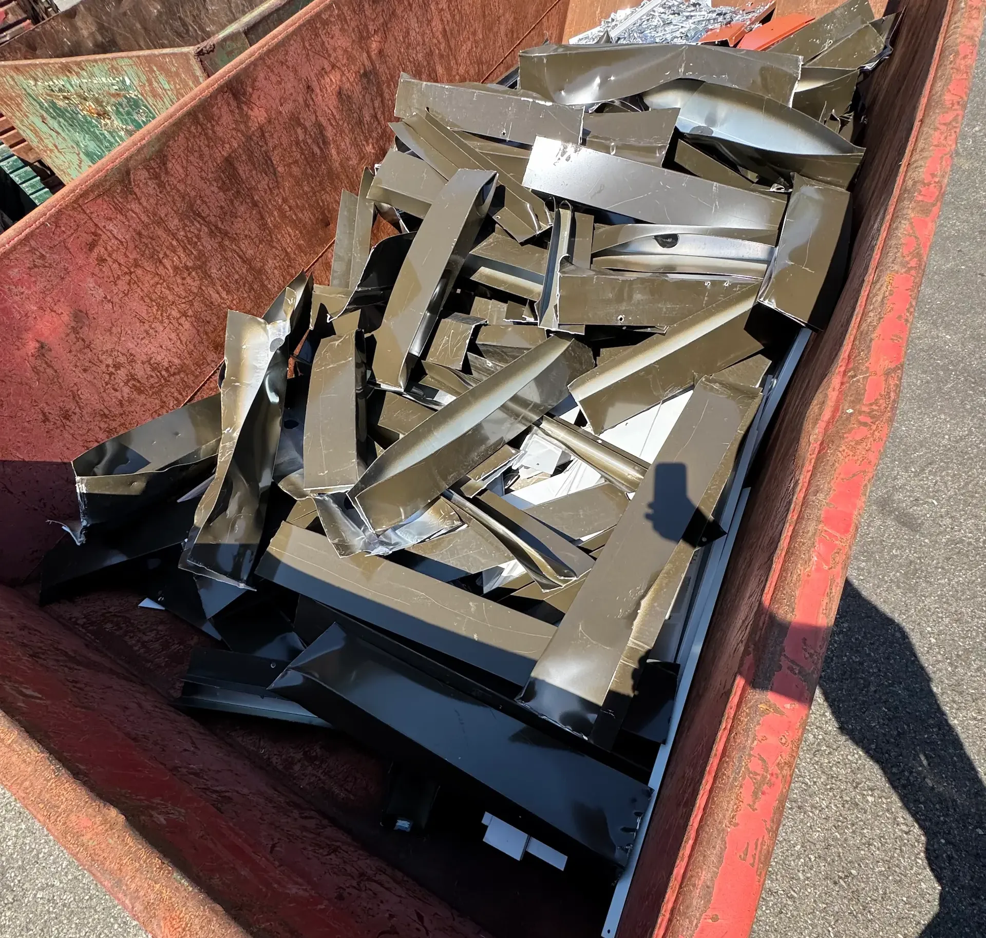 Im Bild: eine Mulde an sortenreinen Altmetallen, wofür wir Mulden stellen und welche wir ankaufen. 