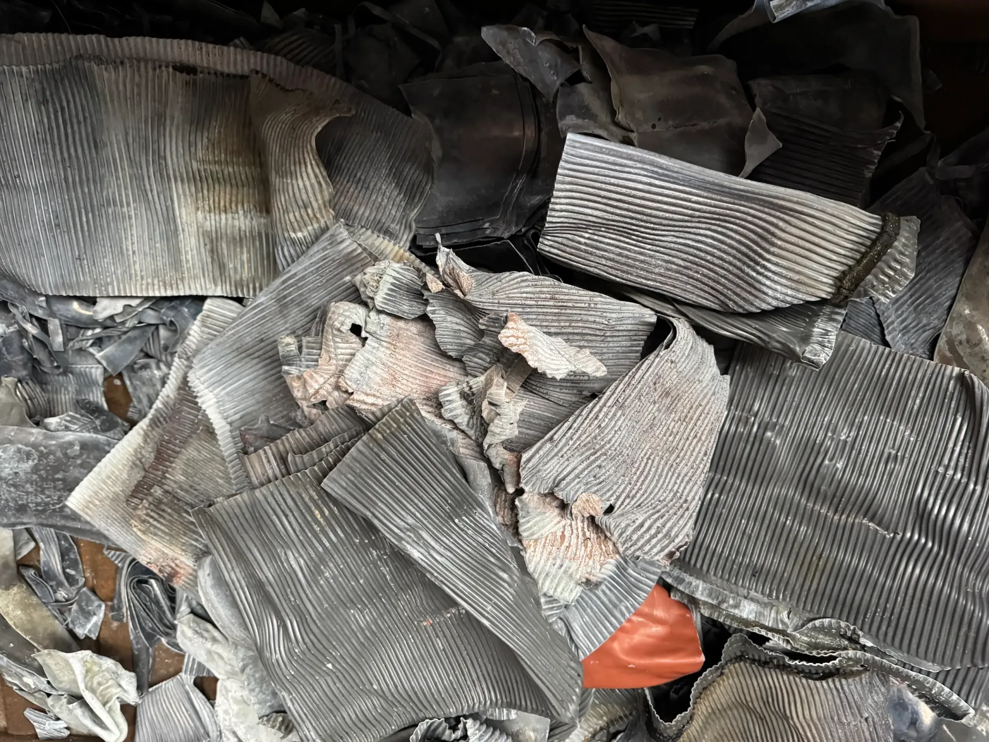 Im Bild: Blei-Abfälle, welche wir bei Anlieferung speditiv abladen und transparent verwiegen oder auch beim Kunden abholen.